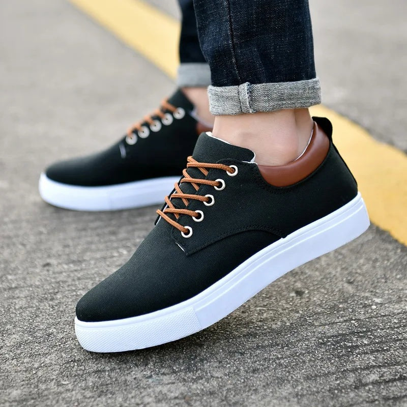 Canvas herensneakers met witte rubberen zool, bruine veters en hielstuk in leerlook - zwart