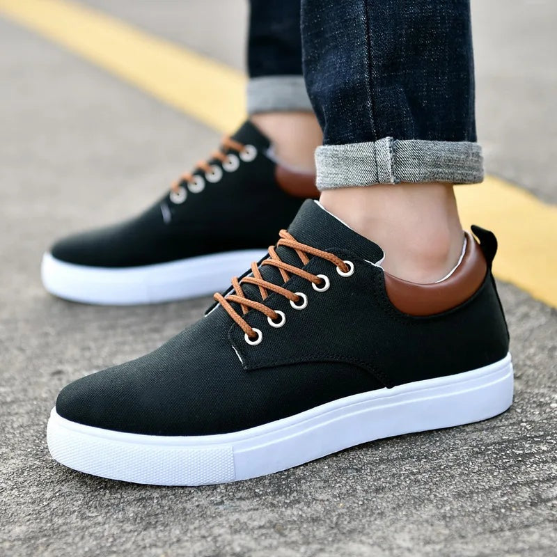 Canvas herensneakers met witte rubberen zool, bruine veters en hielstuk in leerlook - beeld 5