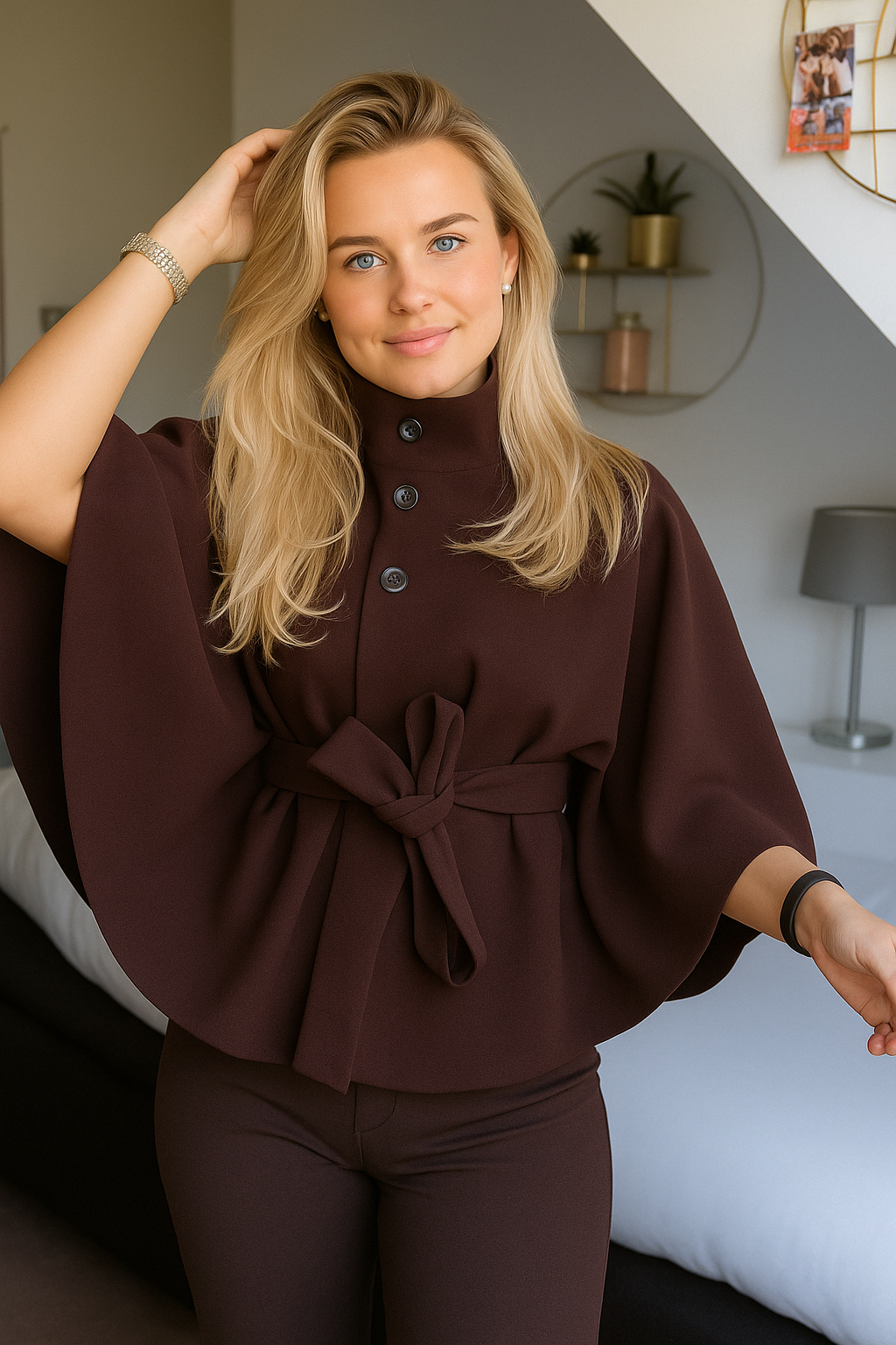 Capejas voor dames met hoge kraag en strikceintuur