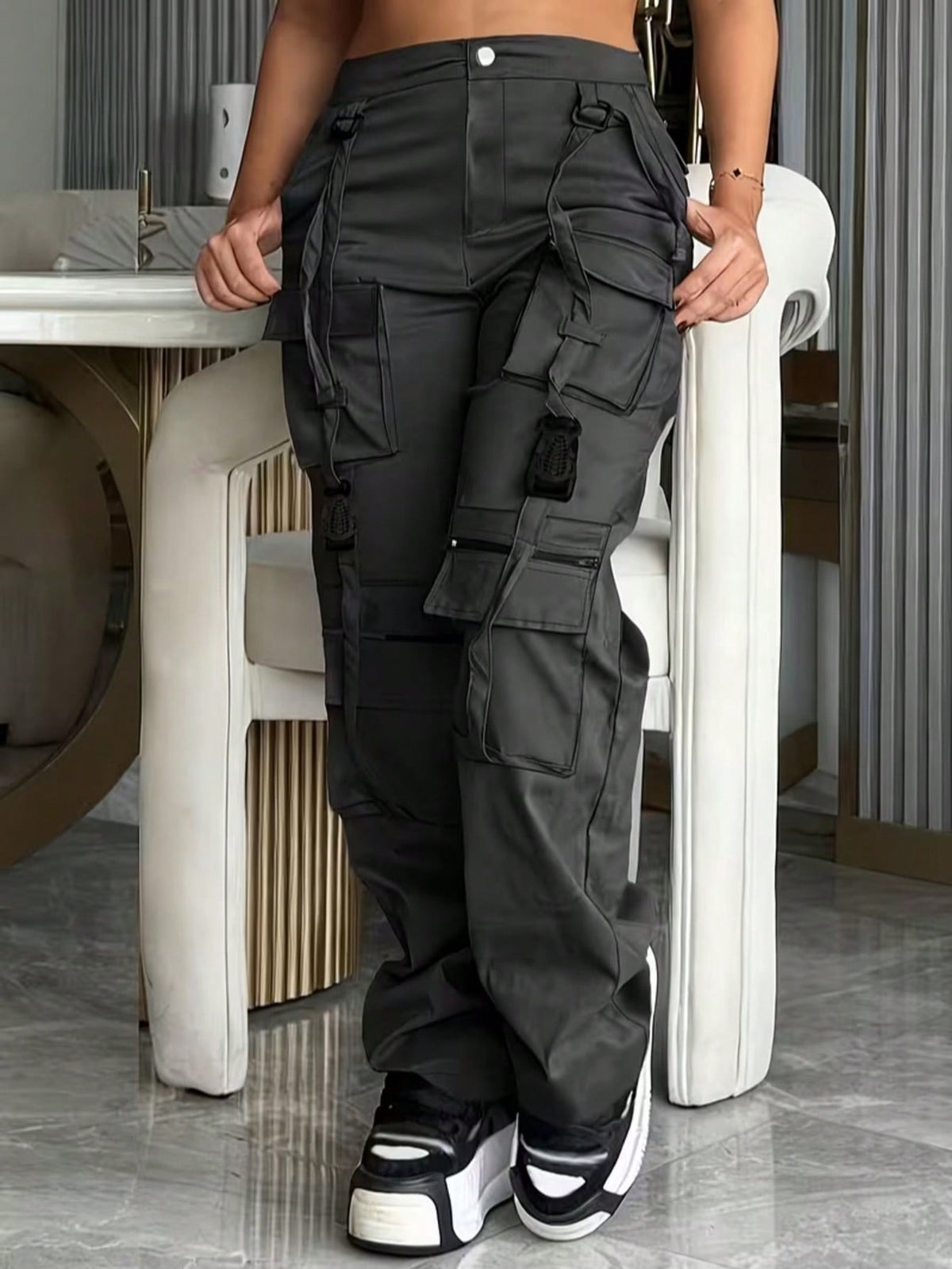 Cargobroek voor dames met veel zakken, lusjes en bandjes op de pijpen en rechte wijde pijp - beeld 7