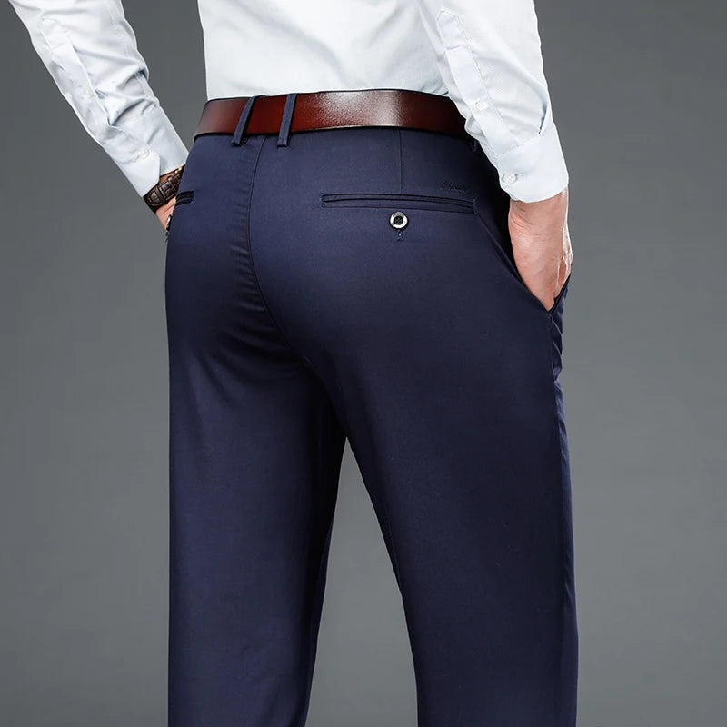 Chino voor heren met klassieke rechte pasvorm, riemlussen en paspelzakken - blauw