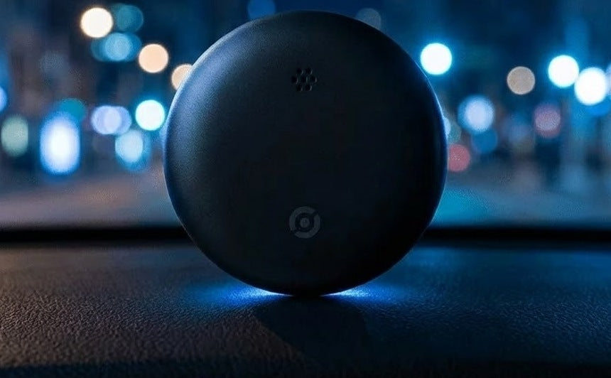 Compacte ronde GPS-tracker voor de auto met app op de telefoon