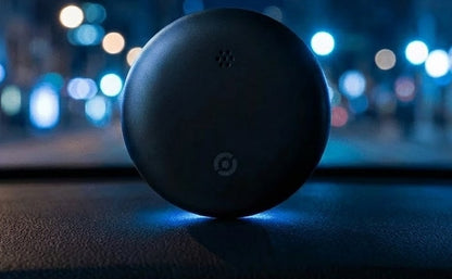 Compacte ronde GPS-tracker voor de auto met app op de telefoon