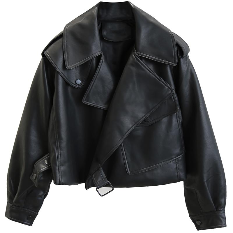 Cropped damesjack in leerlook met brede kraag, schuine sluiting en gesp - zwart
