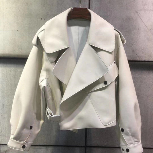 Cropped damesjack in leerlook met brede kraag, schuine sluiting en gesp - gebroken wit