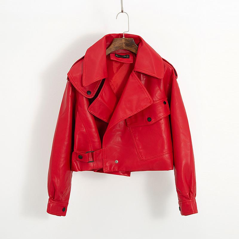 Cropped damesjack in leerlook met brede kraag, schuine sluiting en gesp - rood