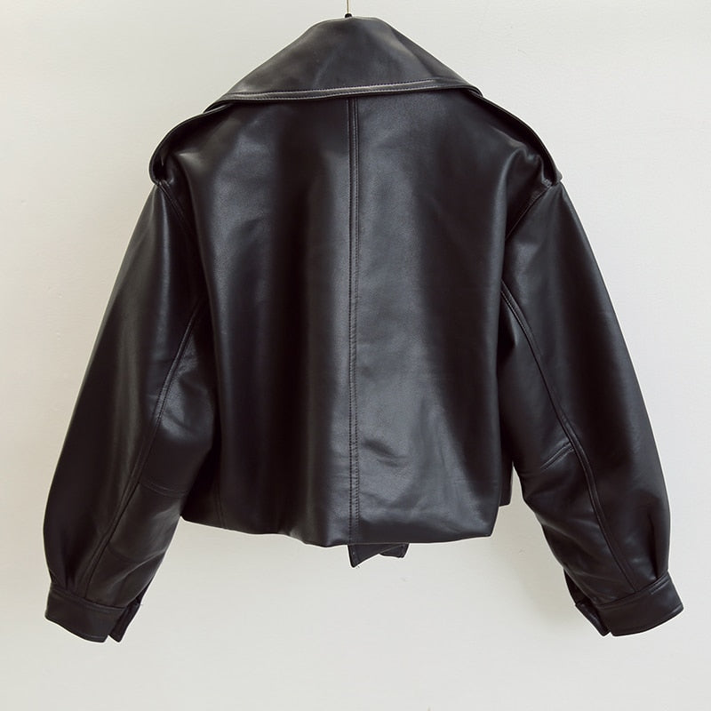 Cropped damesjack in leerlook met brede kraag, schuine sluiting en gesp
