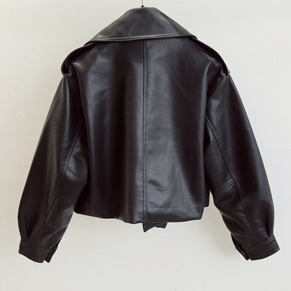 Cropped damesjack in leerlook met brede kraag, schuine sluiting en gesp
