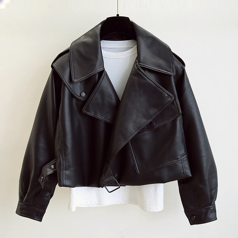 Cropped damesjack in leerlook met brede kraag, schuine sluiting en gesp