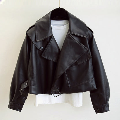 Cropped damesjack in leerlook met brede kraag, schuine sluiting en gesp