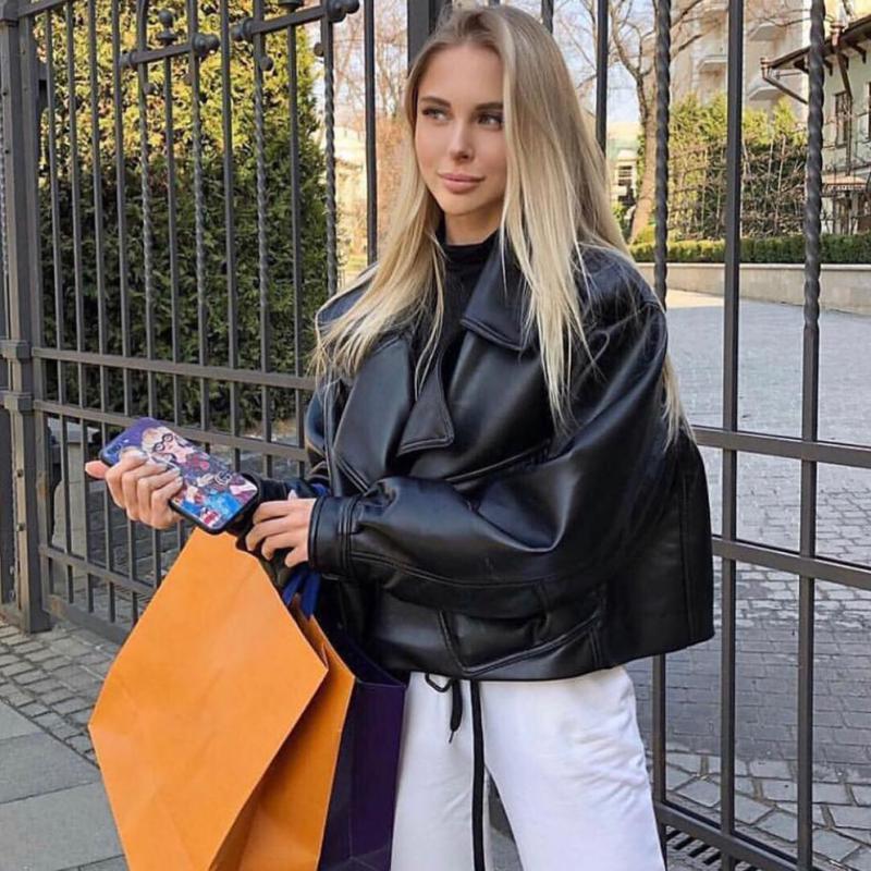 Cropped damesjack in leerlook met brede kraag, schuine sluiting en gesp