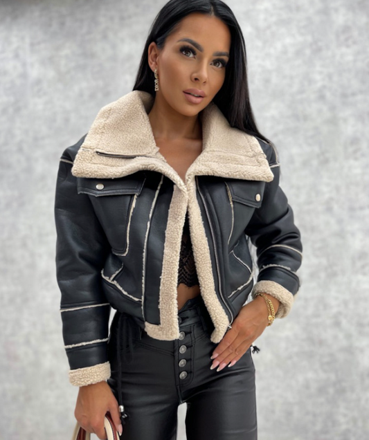 Cropped damesjack in leerlook met teddykraag - zwart