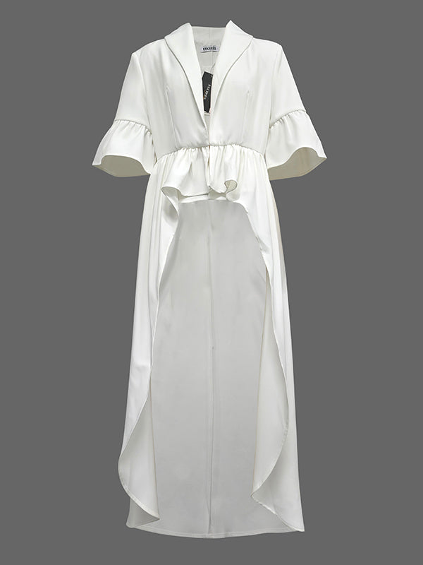 Witte lange damesblouse met volant op de taille en wijde halve mouwen