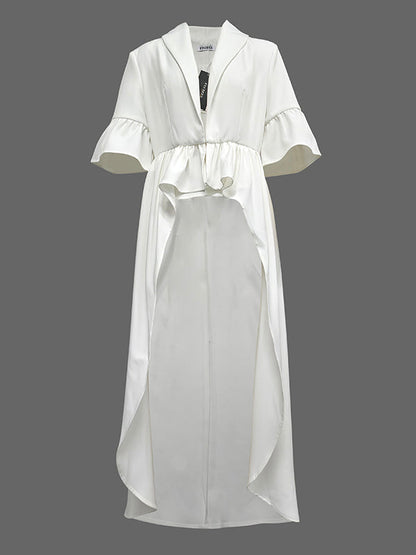 Witte lange damesblouse met volant op de taille en wijde halve mouwen