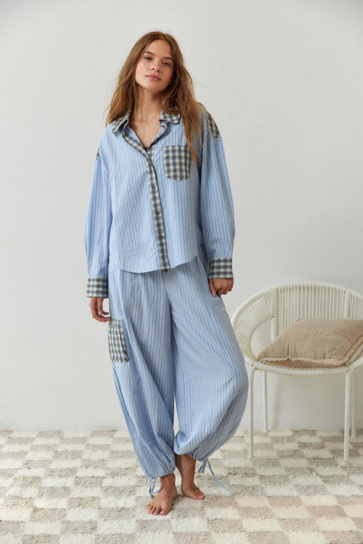 Pyjamaset dames in blauw, gestreepte blouse met wijde broek en koordjes bij de enkel