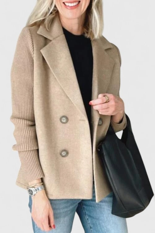 Damesblazer met dubbele knooprij en gebreide mouwen - zandbeige