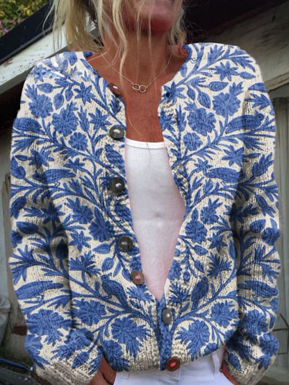 Gebreid damesvest met print, ronde hals en bruine knopen - blauw bladpatroon