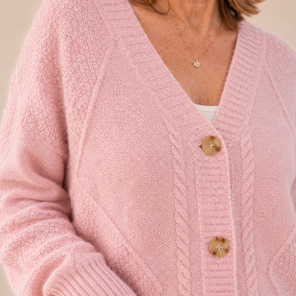 Damesvest met V-hals, kabelpatroon en knoopsluiting