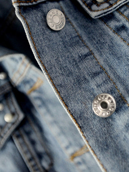 Licht gewassen spijkerjack met parelkleurige studs op de schouders