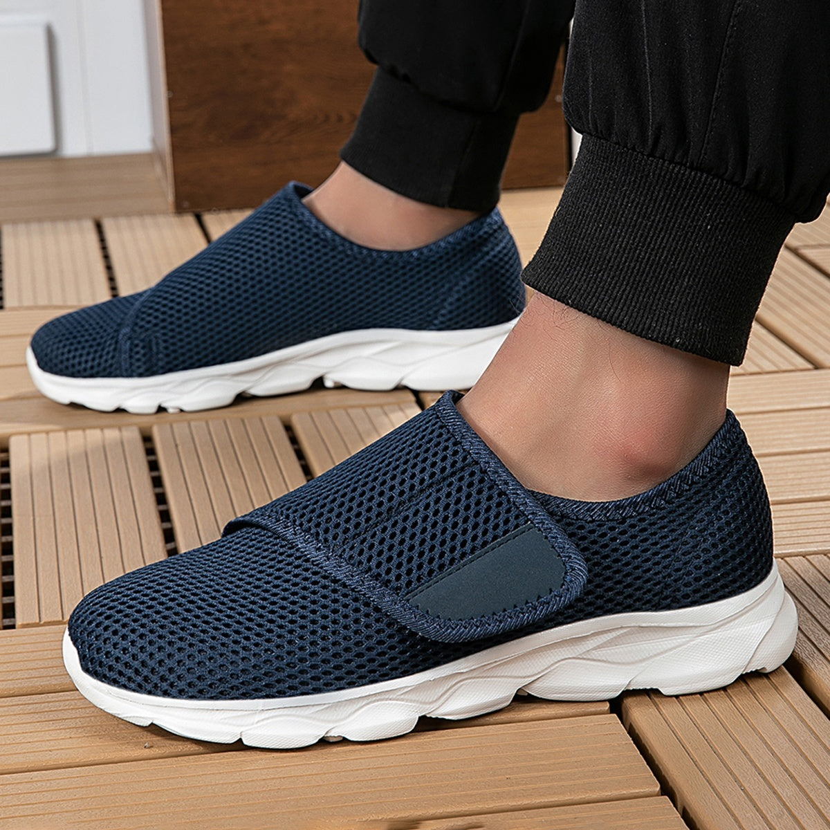 Diabetesschoenen voor dames van mesh met brede klittenbandklep en witte of zwarte zool - marineblauw