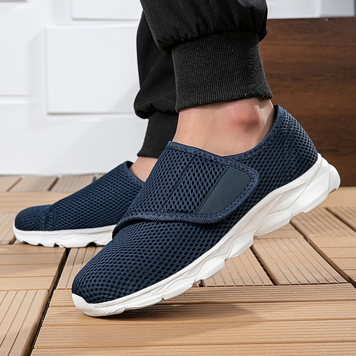 Diabetesschoenen voor dames van mesh met brede klittenbandklep en witte of zwarte zool - beeld 8