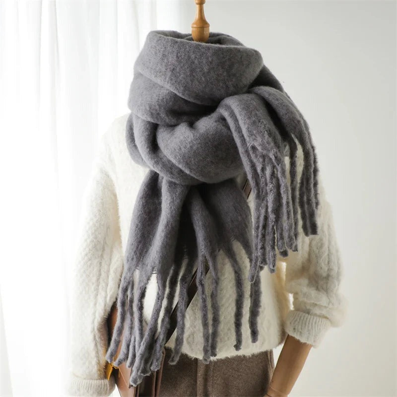 Dikke effen damessjaal met grote kwasten aan de uiteinden - grijs