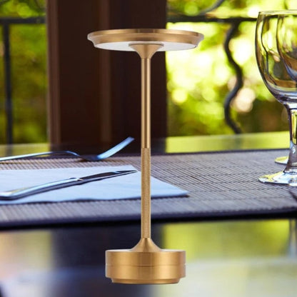 Draadloze tafellamp van aluminium met platte ronde kap, slanke steel en ronde voet - goud