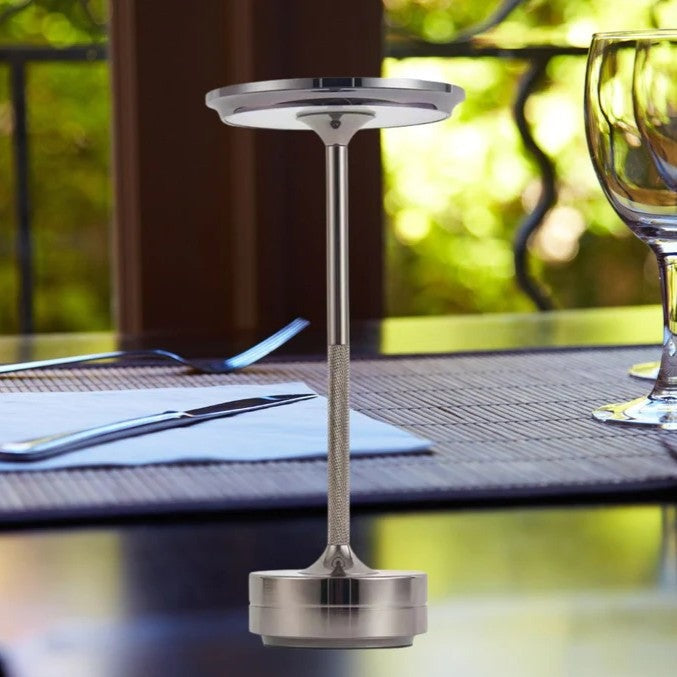 Draadloze tafellamp van aluminium met platte ronde kap, slanke steel en ronde voet - zilver