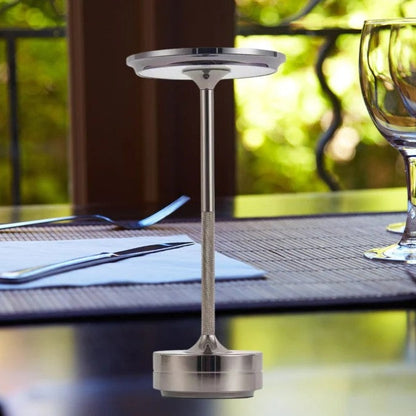 Draadloze tafellamp van aluminium met platte ronde kap, slanke steel en ronde voet - zilver