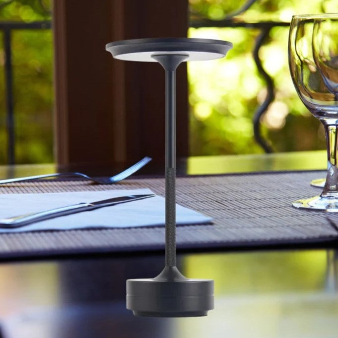 Draadloze tafellamp van aluminium met platte ronde kap, slanke steel en ronde voet - zwart