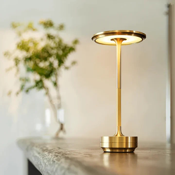 Draadloze tafellamp van aluminium met platte ronde kap, slanke steel en ronde voet