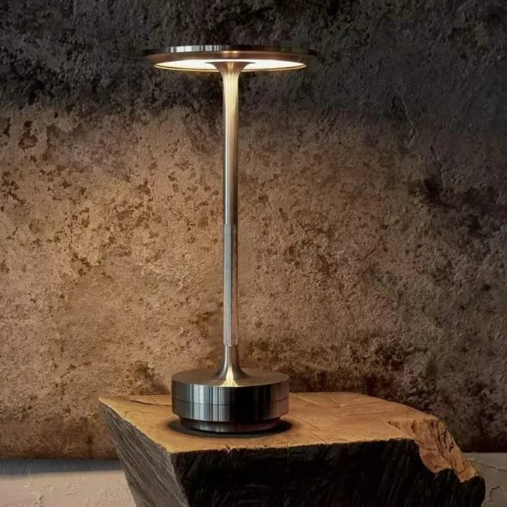 Draadloze tafellamp van aluminium met platte ronde kap, slanke steel en ronde voet