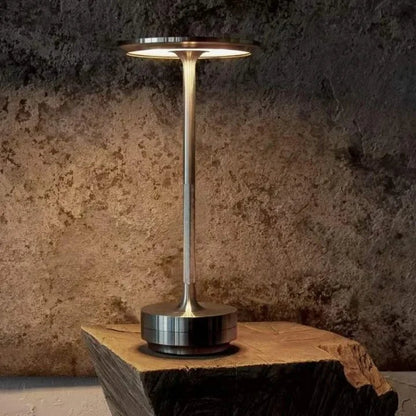 Draadloze tafellamp van aluminium met platte ronde kap, slanke steel en ronde voet