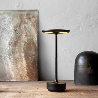 Draadloze tafellamp van aluminium met platte ronde kap, slanke steel en ronde voet