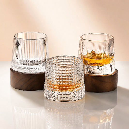 Draaiend whiskyglas met afgeronde bodem en houten onderzetter