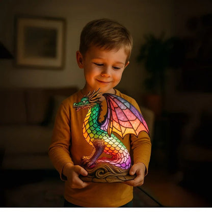 Drakenlamp in glas-in-loodlook met schubben in regenboogkleuren en roze vleugels op een voet met golven