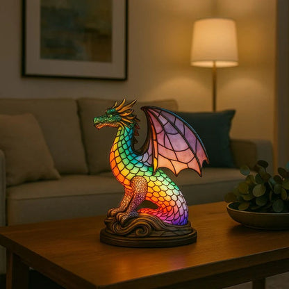 Drakenlamp in glas-in-loodlook met schubben in regenboogkleuren en roze vleugels op een voet met golven