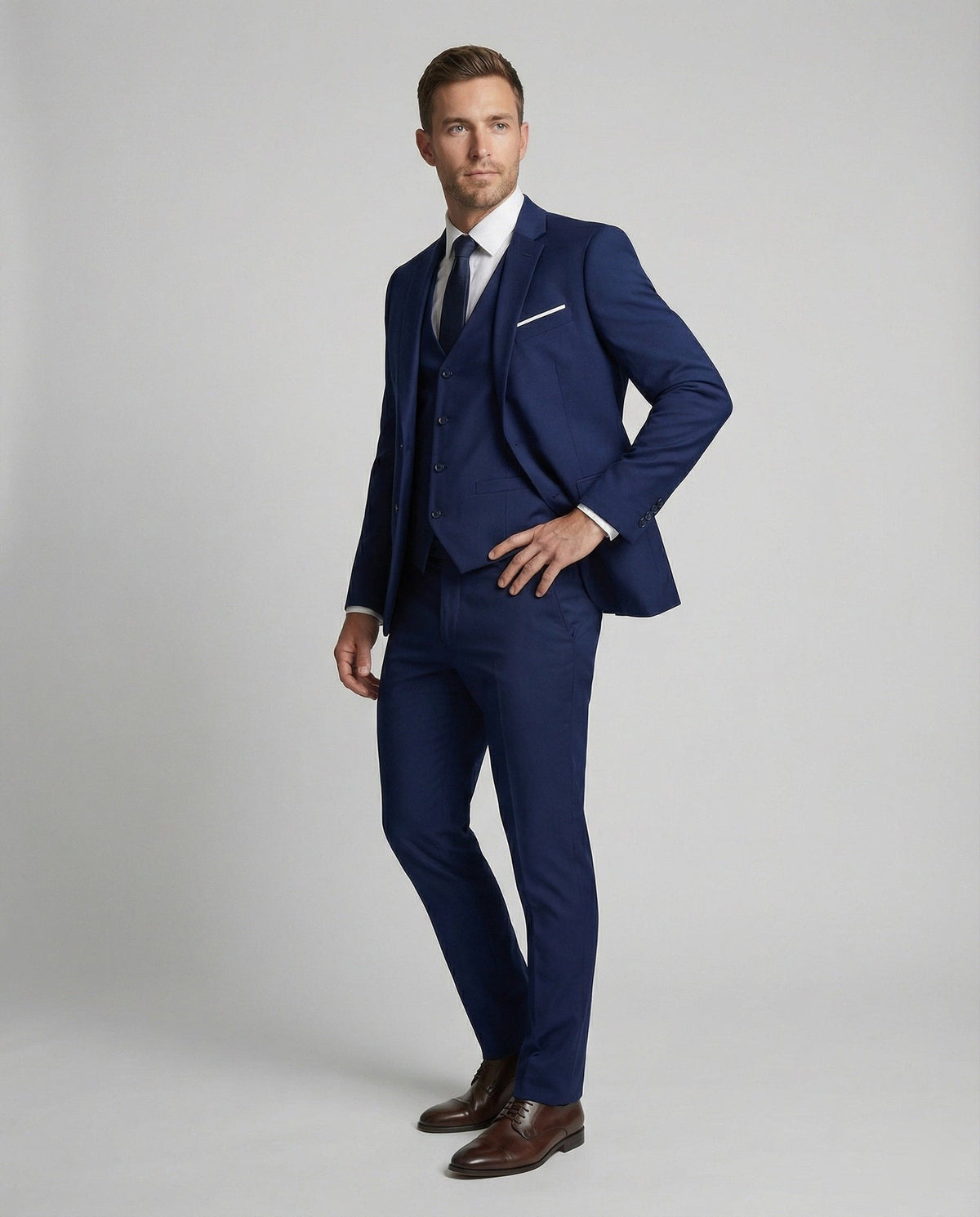 Driedelig herenkostuum met colbert, gilet en pantalon - beeld 2