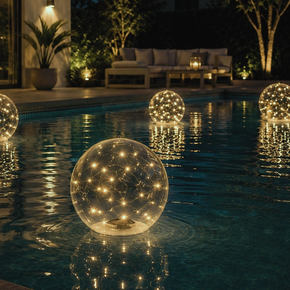 Drijvende lichtbol op zonne-energie in een zwembad bij avond - warm wit