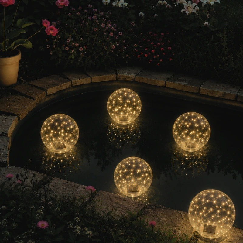 Drijvende lichtbol op zonne-energie in een zwembad bij avond - beeld 3