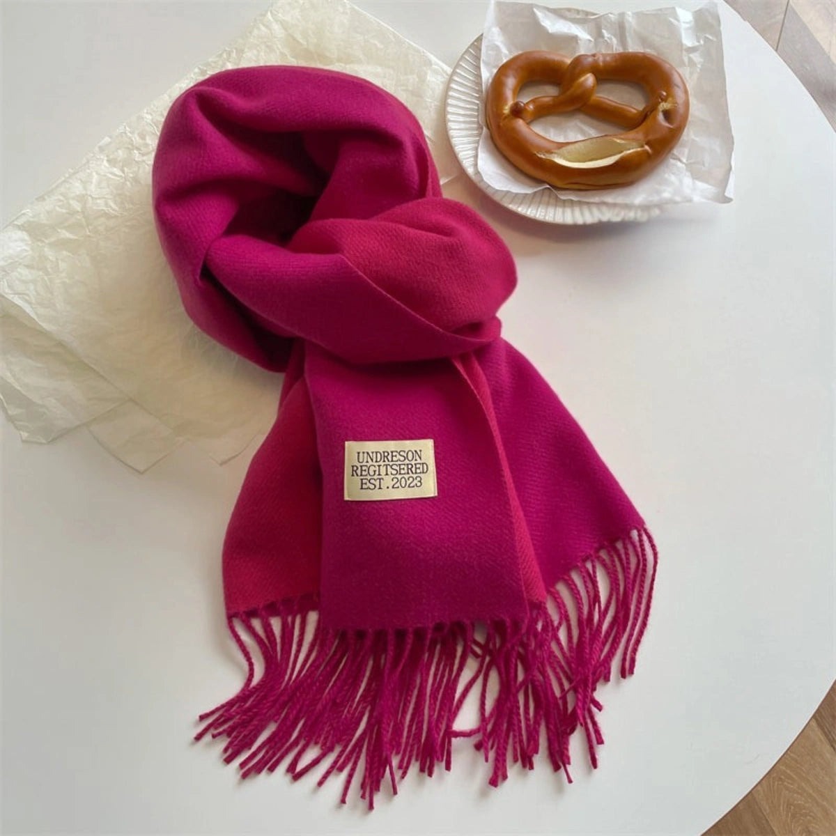 Dubbelzijdige damessjaal in twee tinten met franje en stoffen labeltje - fuchsia
