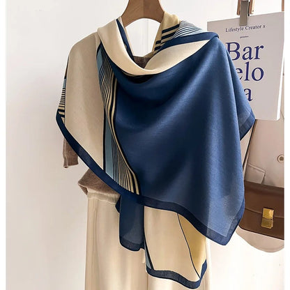 Dunne damessjaal met grafische print van vlakken en strepen en een smalle contrastrand - blauw/crème