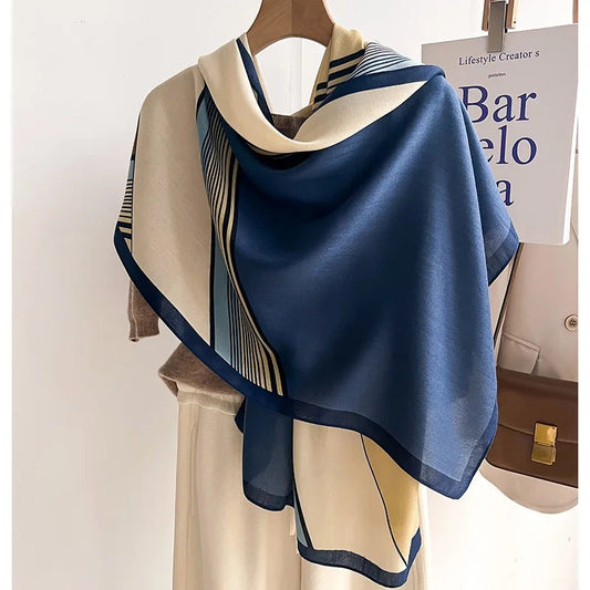Dunne damessjaal met grafische print van vlakken en strepen en een smalle contrastrand - blauw/crème