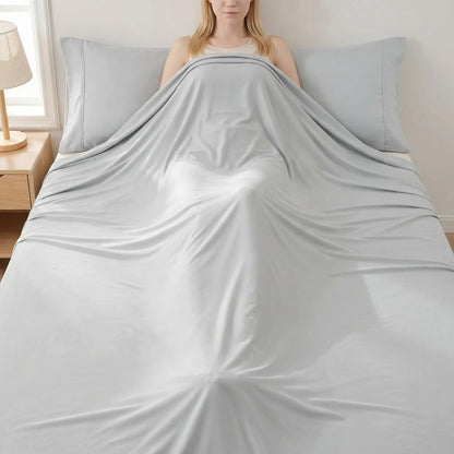 Dunne gladde zomerdeken over een slapende vrouw in bed