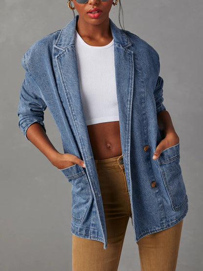 Damesblazer van middenblauwe denim met revers en opgestikte zakken