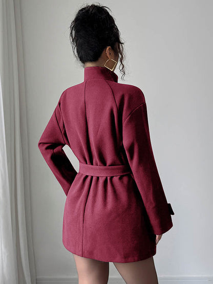 Korte jas dames met opstaande kraag en asymmetrische knoopsluiting