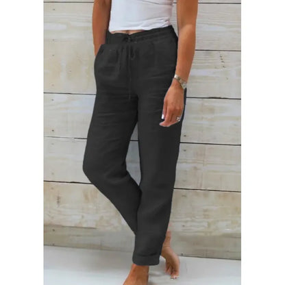 Zwarte linnen broek dames met elastische taille en koord, gedragen door model