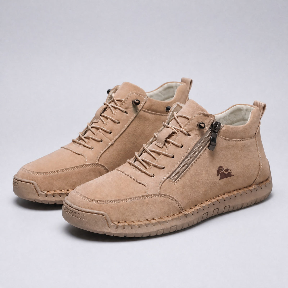 Enkelhoge damessneakers met zijrits, veters en antislip zool - beige