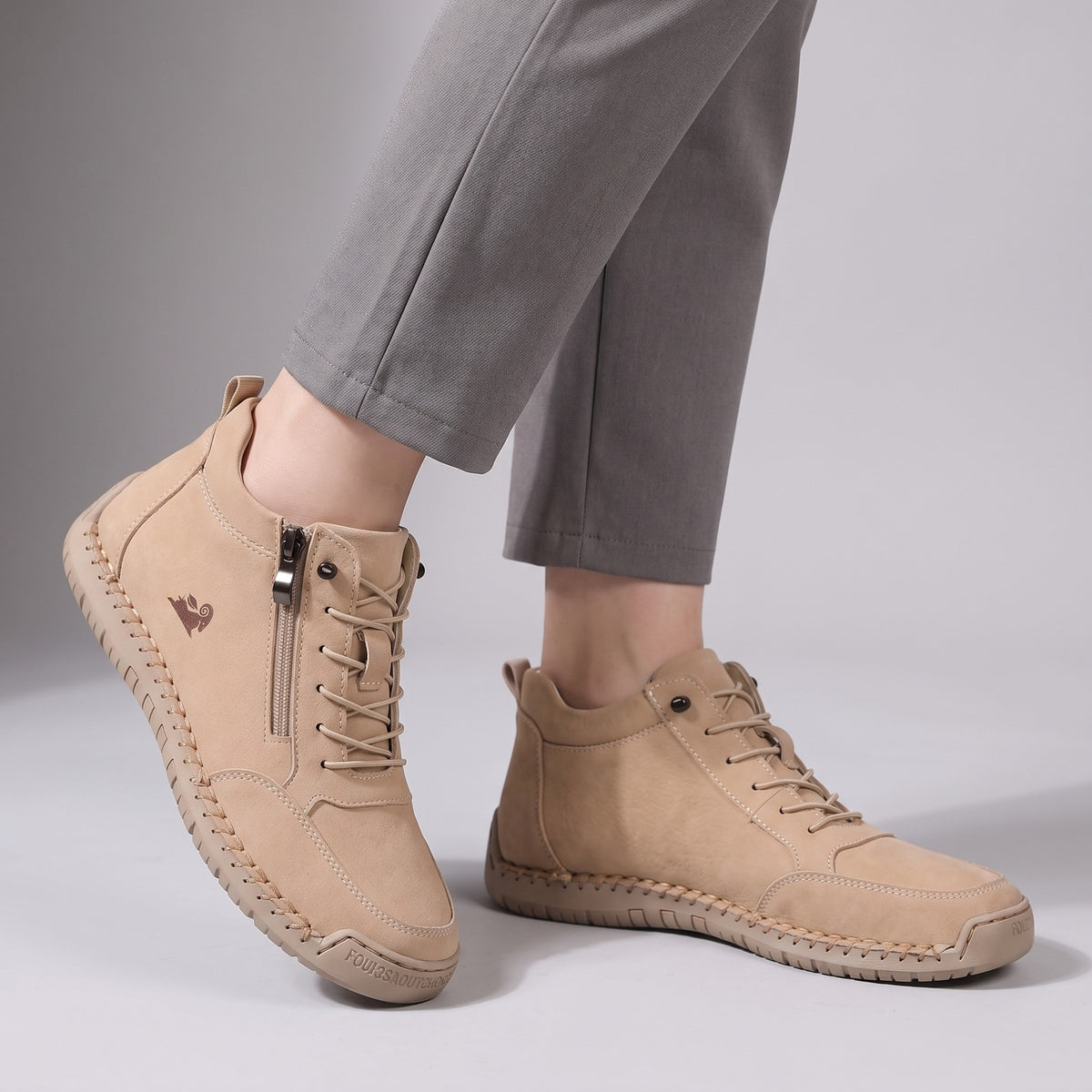 Enkelhoge damessneakers met zijrits, veters en antislip zool - beeld 2