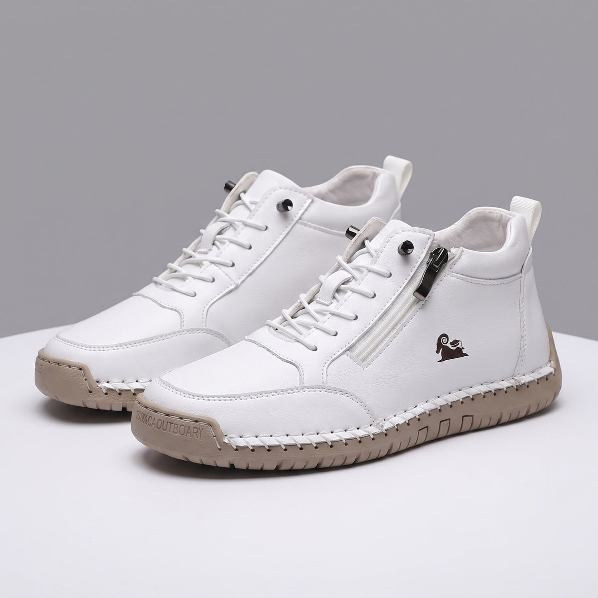 Enkelhoge damessneakers met zijrits, veters en antislip zool - wit